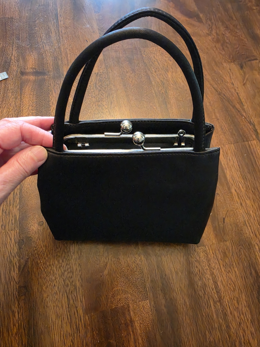 Amanda Smith Black Satin Top-Handle Kiss-Lock Handbag - Picture 3 of 8